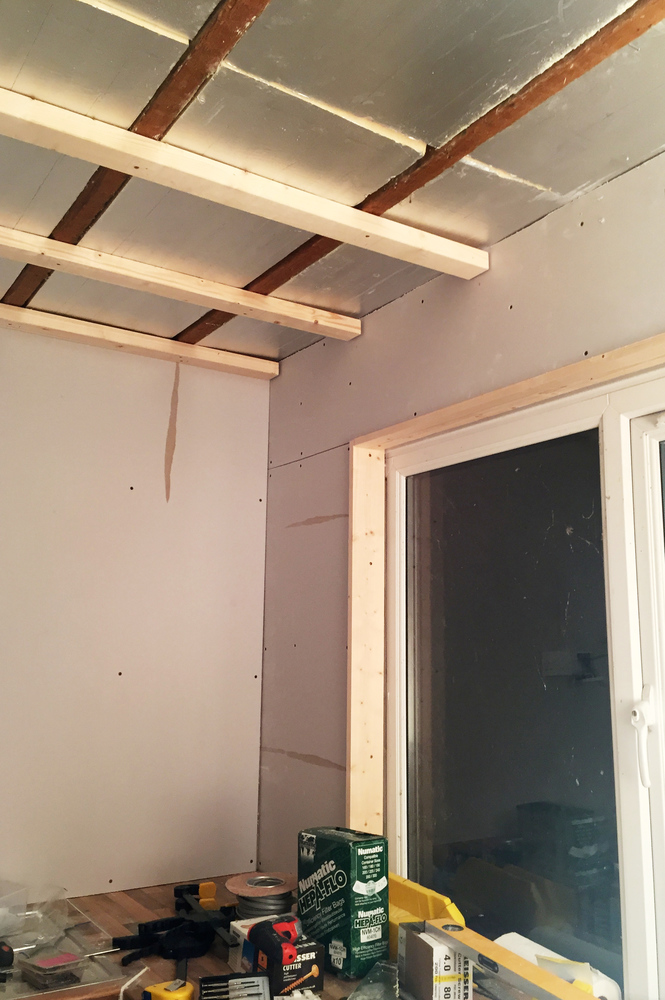 Insulated roof with ceiling beams